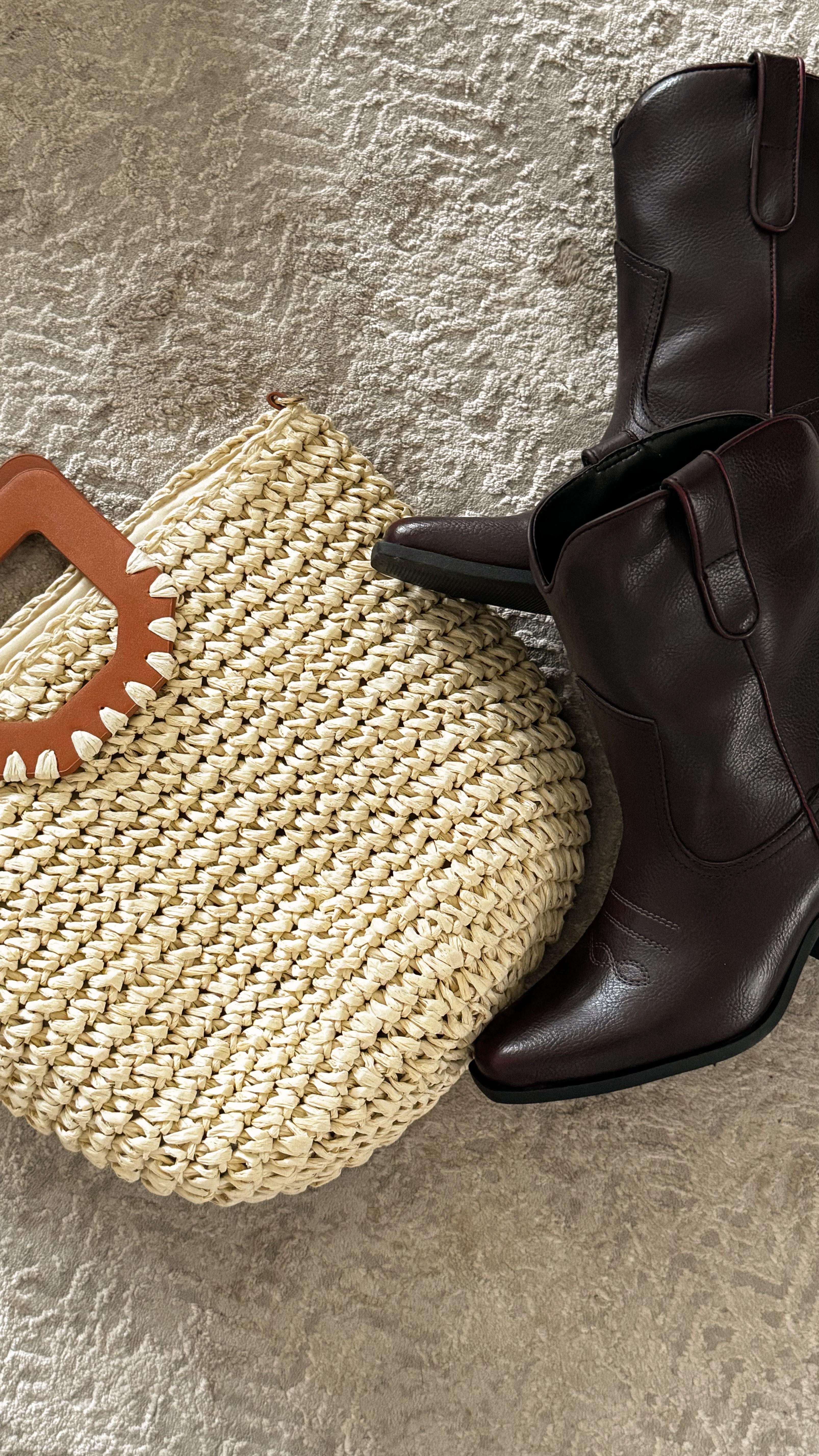 Instagram post by @kayylaperez for callitspring. Caption reads: Summer outfit with my new @callitspring....