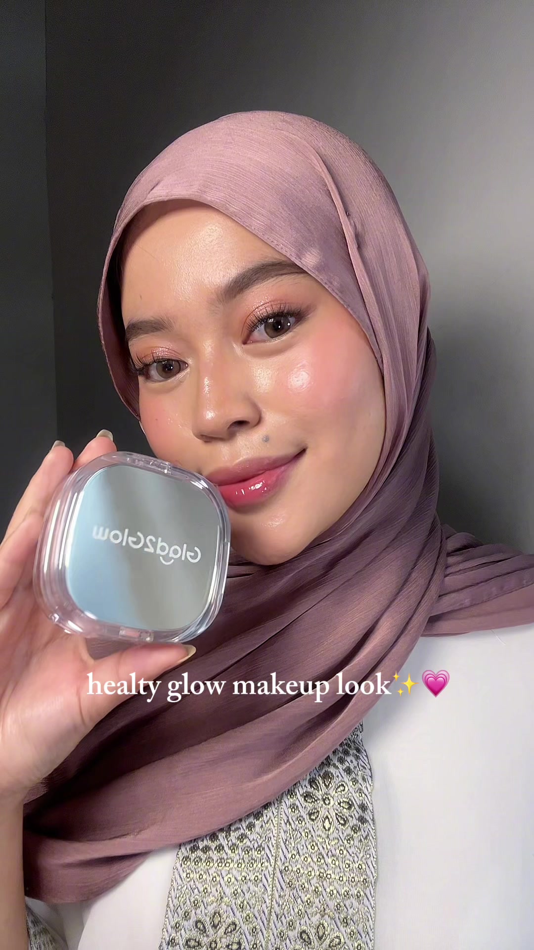 TikTok post by @titarm__ for Glad2Glow Indonesia. Caption reads: glow cushion ajaib💗 make up nya kaya....