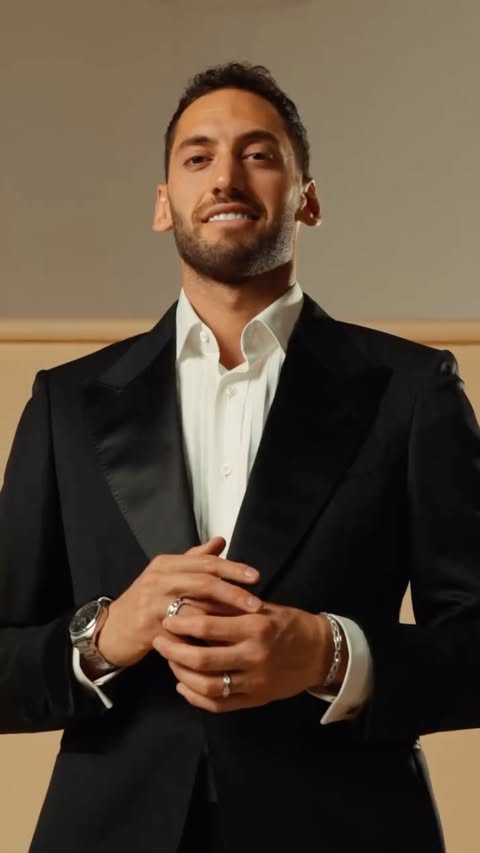 Instagram post by @hakancalhanoglu for GLAMIRA. Caption reads: Moments that I can live on repeat ⌚️✨ @glamira....