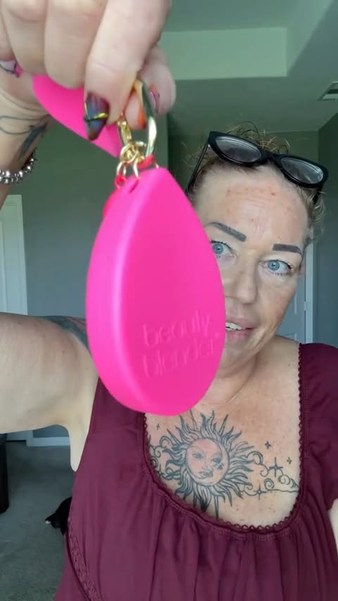 Instagram post by @just_janci for Beautyblender. Caption reads: [...] 𝗧𝗵𝗲 𝗡𝗘𝗪 𝗗𝗥𝗢𝗣 𝗙𝗥𝗢𝗠....