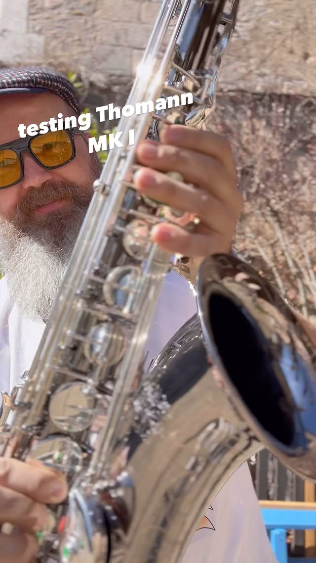 Instagram post by @artemzhulyev for Thomann. Caption reads: probando un saxo Thomann MK I @thomann.music....