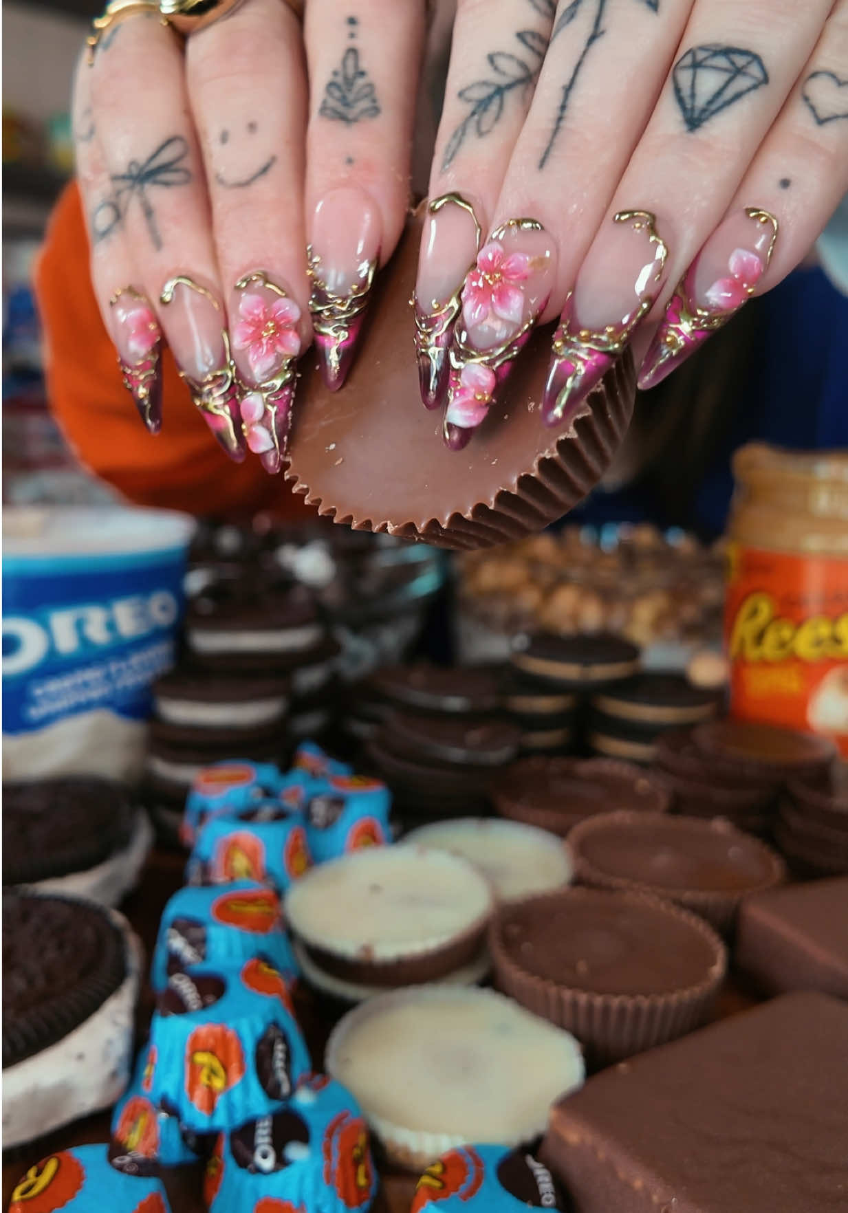 TikTok post by @hallieishallie for Nailphoria. Caption reads: [...] #pressonnails #pressons #nailart #fyp....