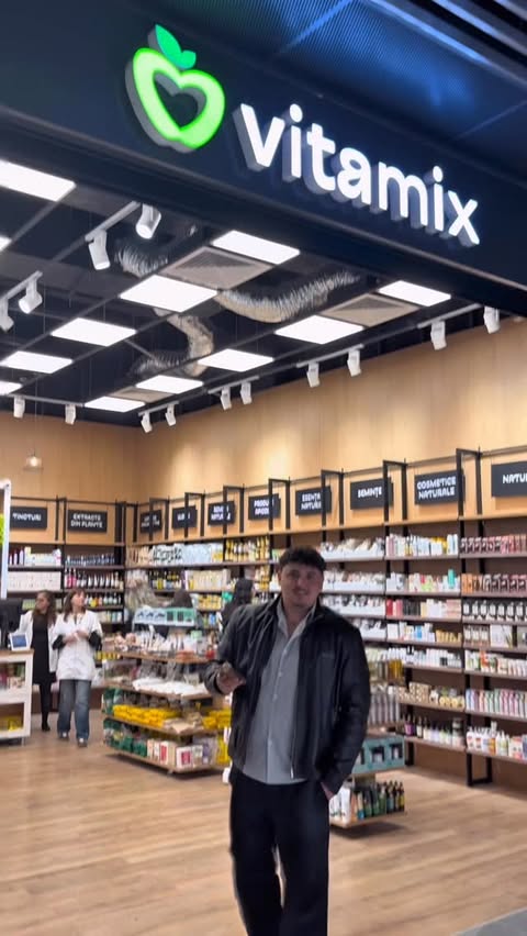 Instagram post by @stefanliche for Vitamix. Caption reads: Frumos la @vitamix.ro mai venim 🥳.