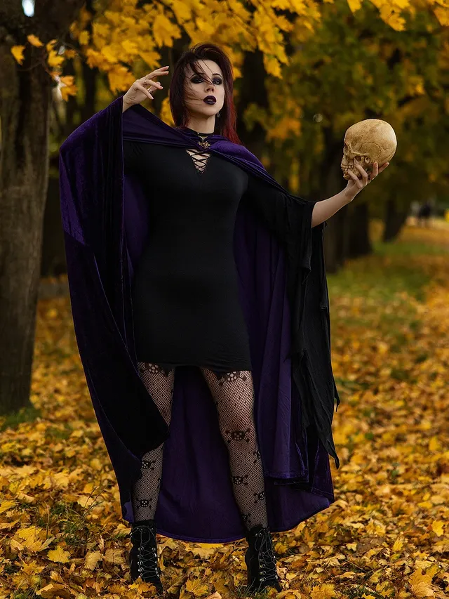 Instagram post by @elizabethvampirelady for Scarlet Darkness. Caption reads: [...] Model - @elizabethvampirelady Cape-....