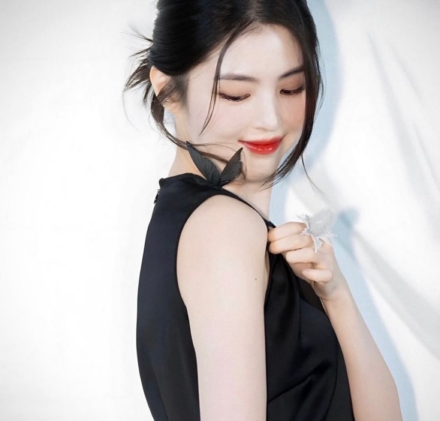 Instagram post by @xeesoxee for Boucheron. Caption reads: @boucheron 🖤 #Boucheron #CarteBlancheHighJewelry....