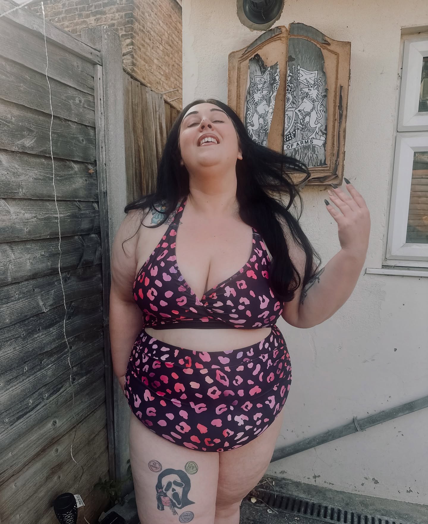 Instagram post by @thick.thighs_and_green.eyes for Bloomchic. Caption reads: Leopard print but make it black and pink ✨

Loving....