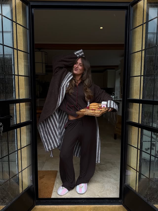 Instagram post by @keziacook for Sisters And Seekers. Caption reads: [...] the rest of december pls 🌲🌨️🧸....