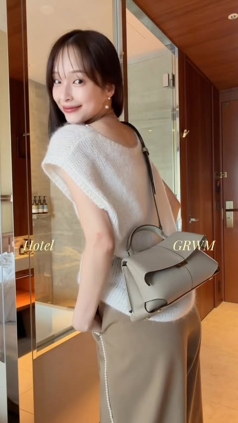 Instagram post by @saeeeoky for POLÈNE. Caption reads: Hotel GRWM🧖🏼‍♀️🌿🫧 いただいたバッグを主役にコーデ組みしました♡ bag :....