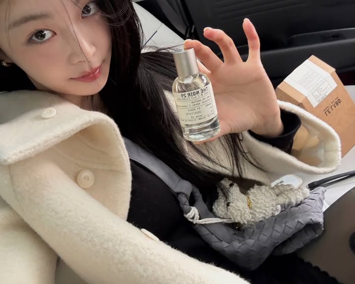 Instagram post by @jooevie for Le Labo Fragrances. Caption reads: [...] 이번 홀리데이는 사랑하는 사람에게 여운이 남을 향 선물어때요?....