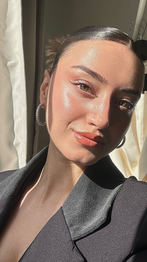 Instagram post by @zeynepbusrau for Koton. Caption reads: Dün beraber hazırlanmıştık, nasıl olmuşum 🩶....