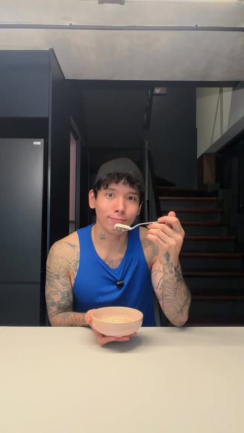 Instagram post by @mikee.reyes for Quaker Oats. Caption reads: [...] healthy eating! 😁 I’ve been having Quaker....