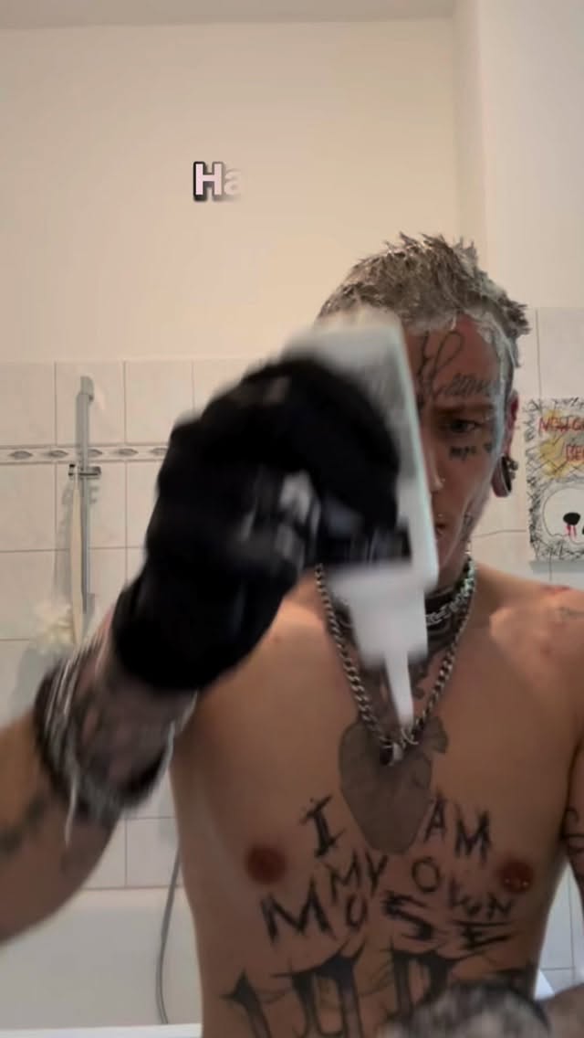 Instagram post by @_skeleton.face_ for Syoss. Caption reads: I can totally recommend the @syoss hair colors💛....