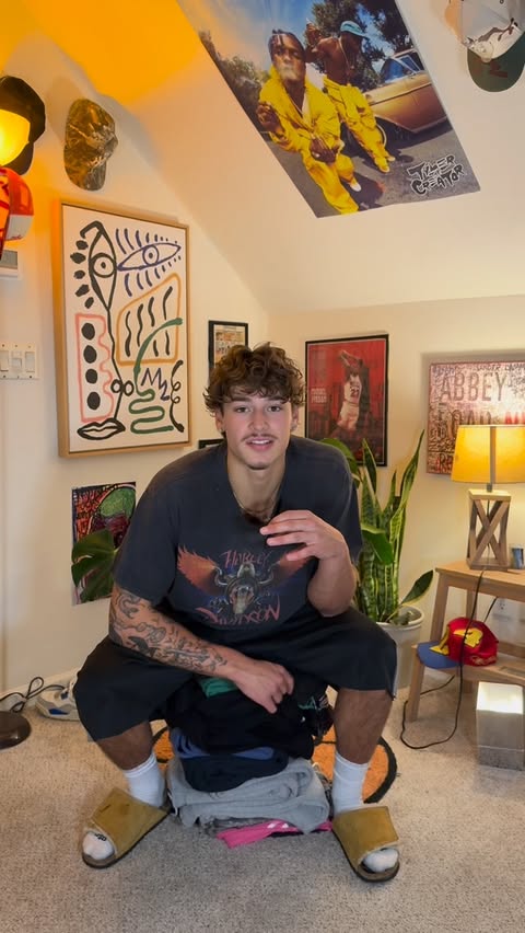 Instagram post by @henry_mouw_ for Hours. Caption reads: [...] but saving money on Black Friday is....