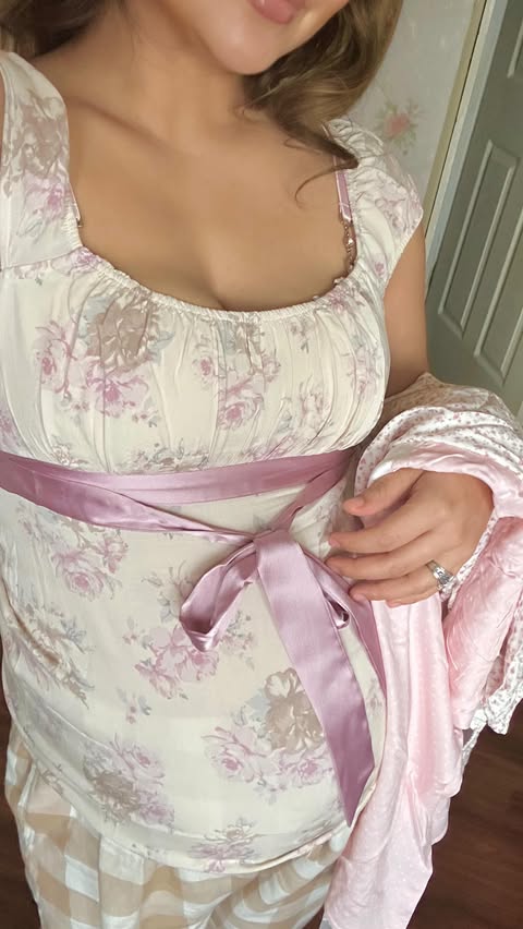 Instagram post by @honeyjami for hollister. Caption reads: yes i tie the ౨ৎ in the front, i just want to ♡....