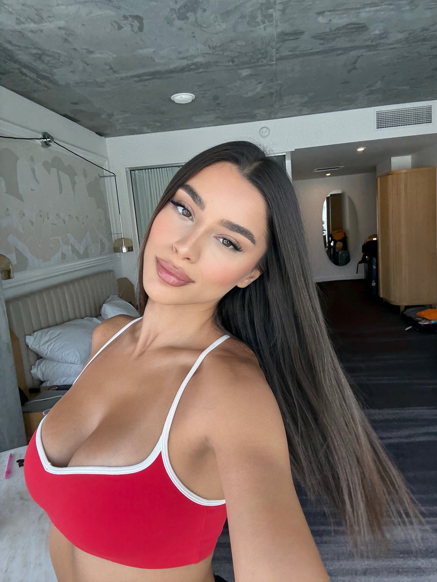 Instagram post by @giwta_iwannidou for Garnier Greece. Caption reads: #ad Ιδανικός σύντροφος διακοπών: @garniergr για....