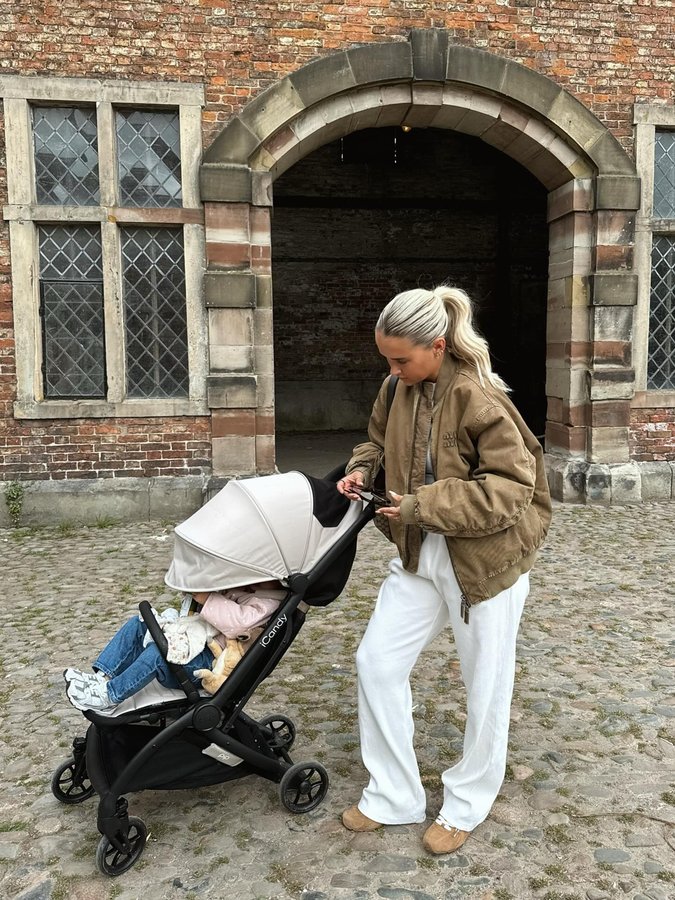 Instagram post by @mollymae for iCandy World Belgium. Caption reads: Monday stroll 👧🏼🌷☕️ using my favourite iCandy....