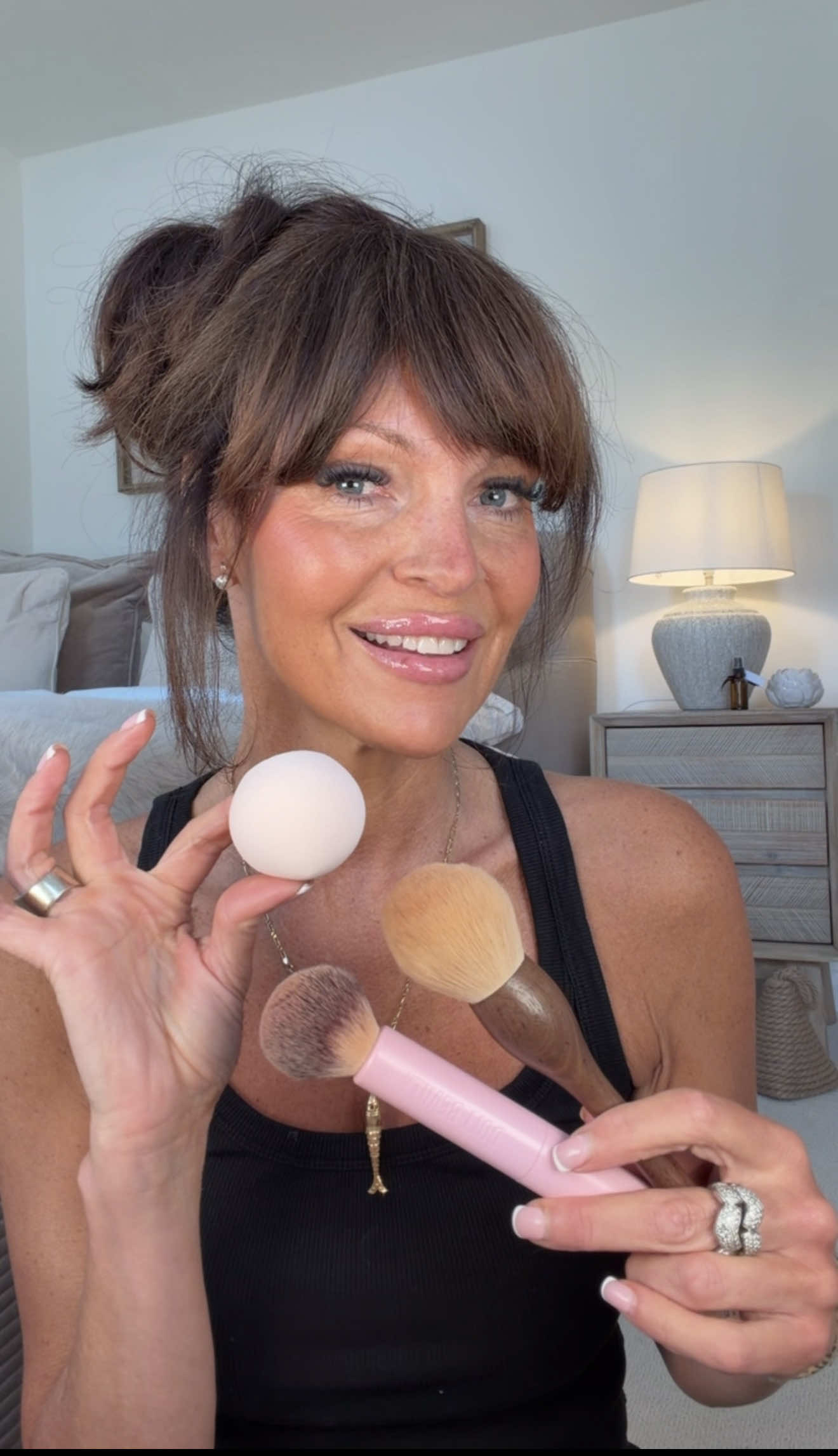 TikTok post by @sabinalifestyle for Clomaná. Caption reads: [...] all in the application make up sponge....
