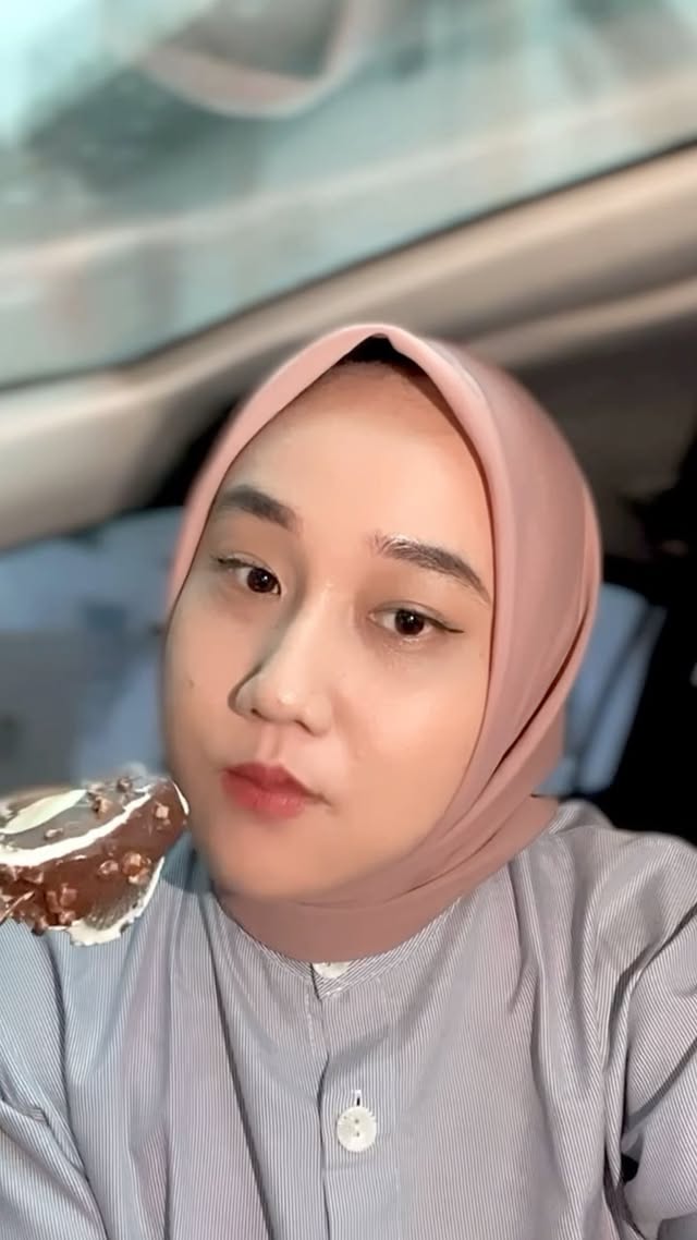 Instagram post by @wellaayutiaz for kumparan. Caption reads: [...] #BeyondYourExpectation #CampinaxKumparan.