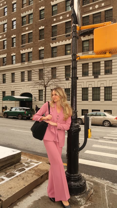 Instagram post by @wallstwardrobe for Ann Taylor. Caption reads: [...] in nyc 🚕🍎 all my outfits are from....