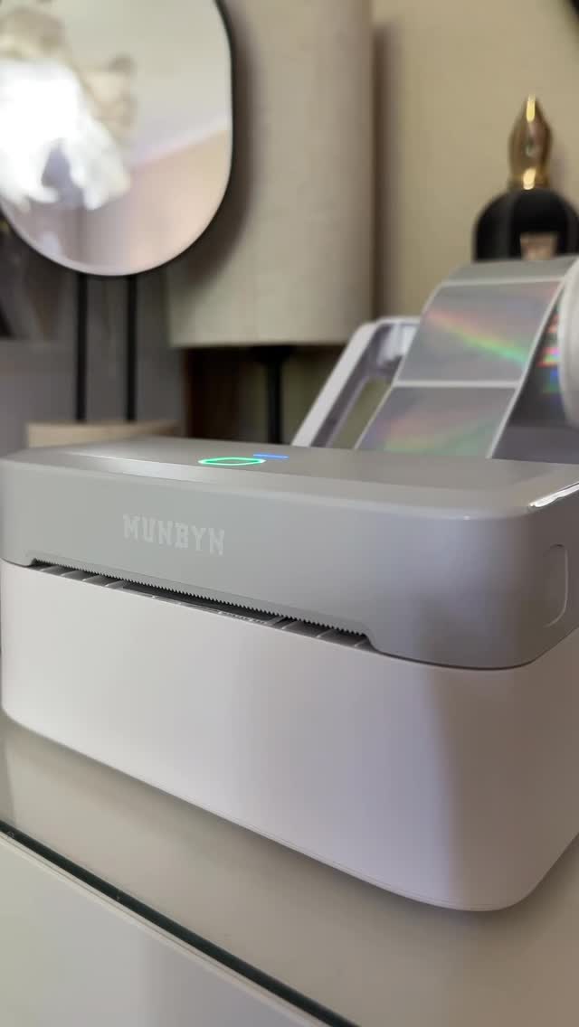 Instagram post by @jazmynslife for Munbyn. Caption reads: Anzeige| @munbyn_official 
Save 5% with code:....