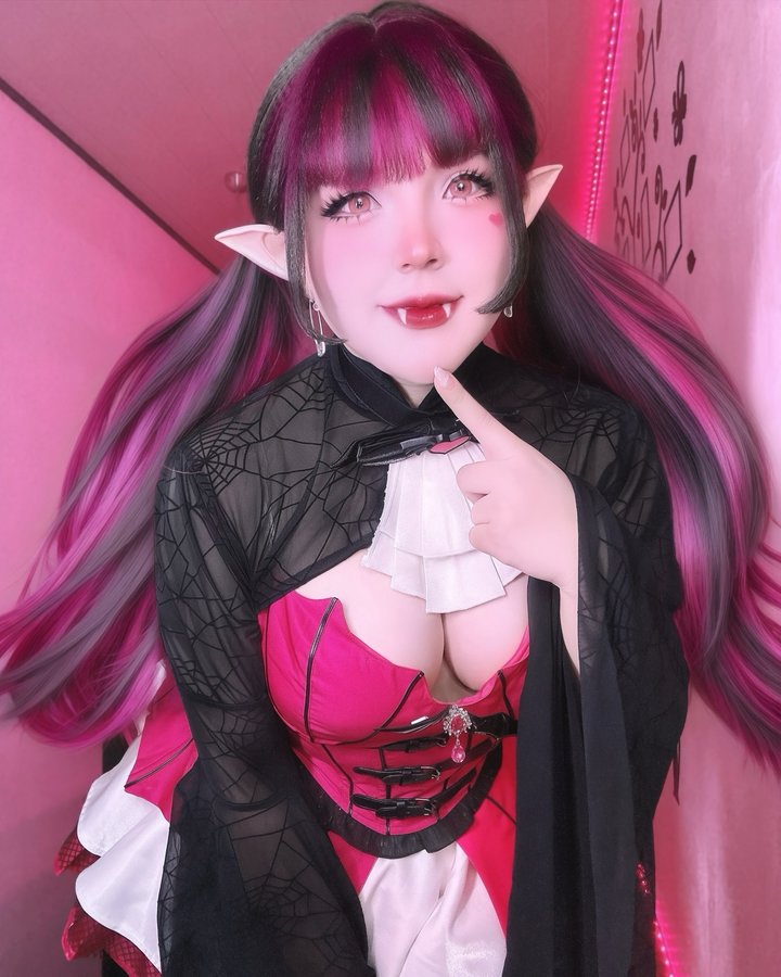 Instagram post by @tefyyxd for Candylens. Caption reads: [...] Traje de @meowcos.fashion 💖 Lentes....