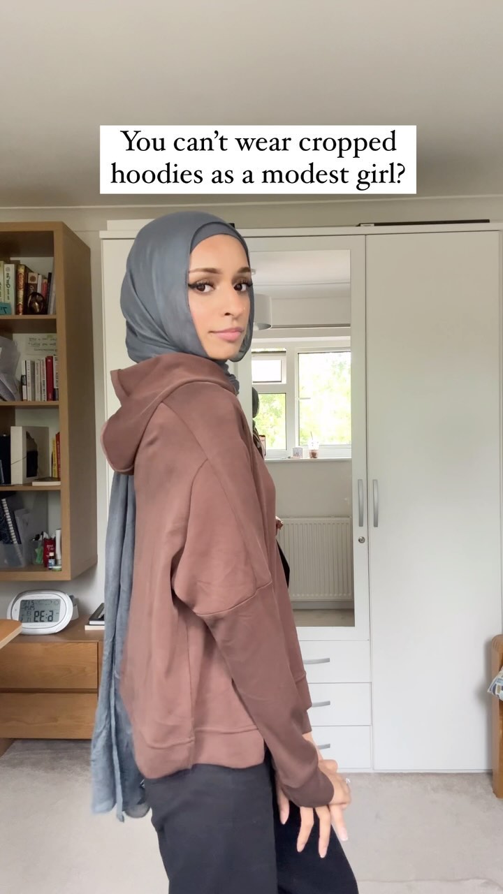 Instagram post by @maryxm.mx for LYRA Modest. Caption reads: [...] use code MARYAM10 for ££ off 💕 @lyramodest....