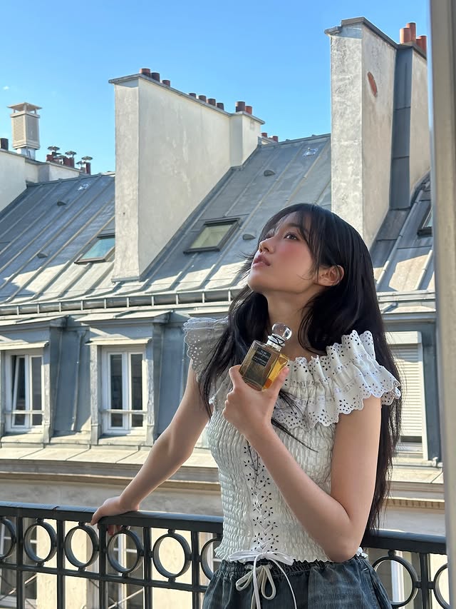 Instagram post by @rohyoonseo for Balenciaga. Caption reads: 100% 💋.