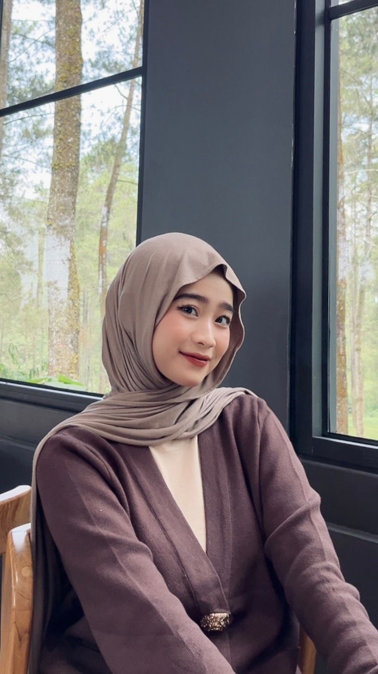 Instagram post by @anggiapd_ for Skintific. Caption reads: Pake exfo pad ini beneran satset dehhh🫶🏻.