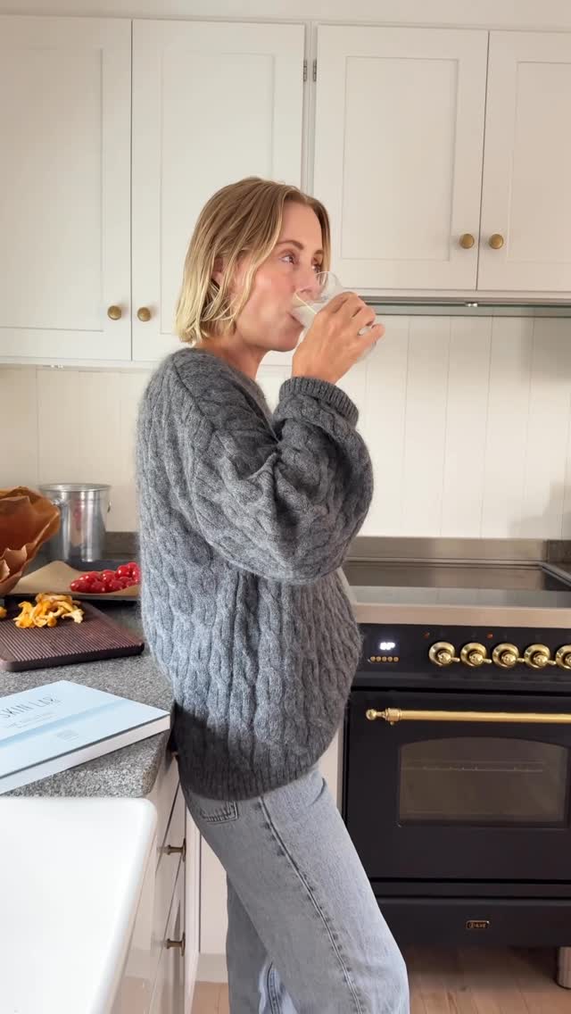 Instagram post by @jennieham for Oslo Skin Lab. Caption reads: Nu tar vi nya tag efter sommaren! Kollagen är en....