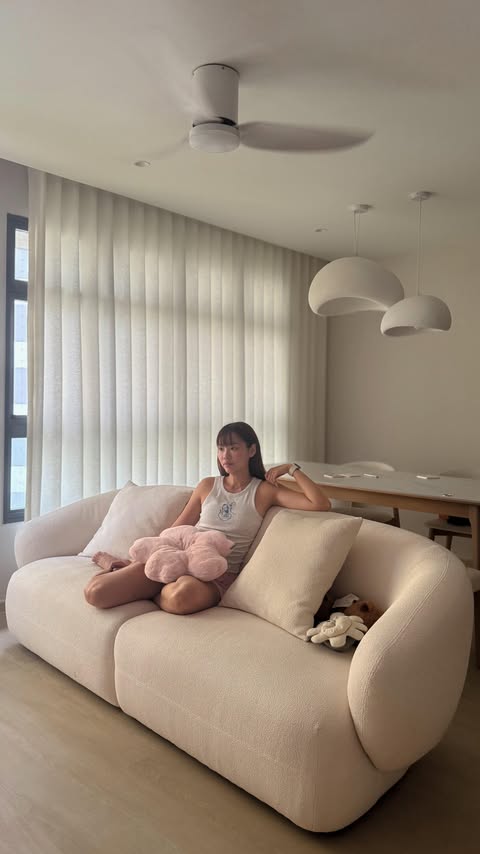 Instagram post by @jiaxianlee_ for Castlery. Caption reads: [...] me my camera lens 😭 thank god we had....