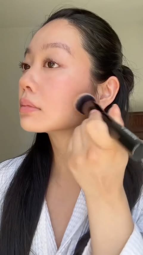 Instagram post by @newyorkerglow for IL MAKIAGE. Caption reads: [...] this skincare makeup hybrid foundation....