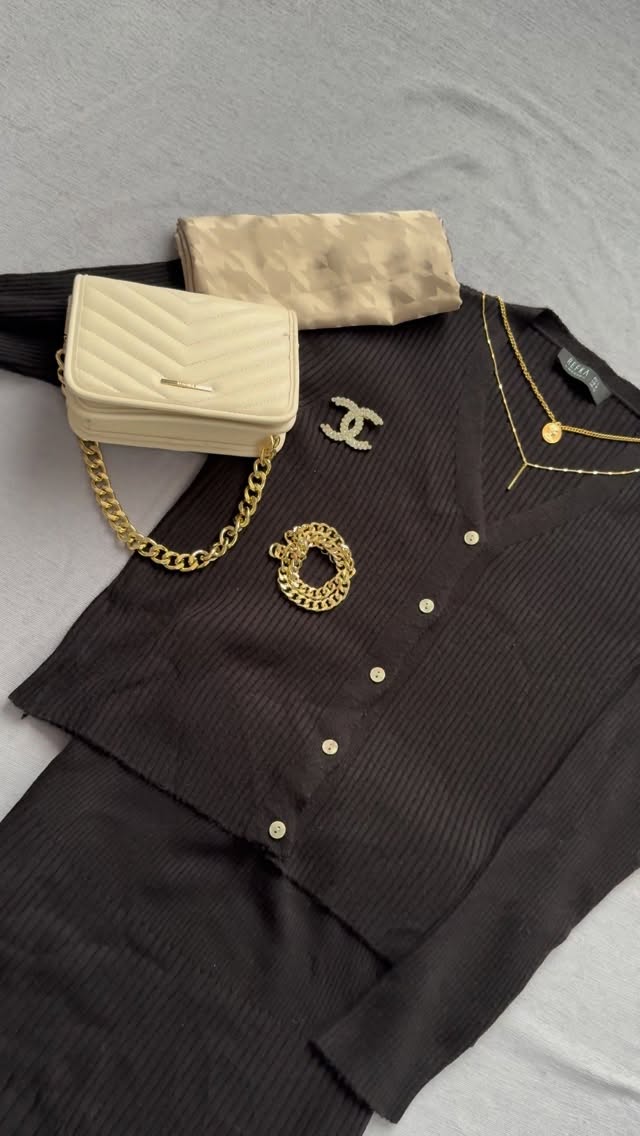 Instagram post by @bloggerguls for Modanisa. Caption reads: Triko takım kombini🖤

Kombin @modanisa ✨.