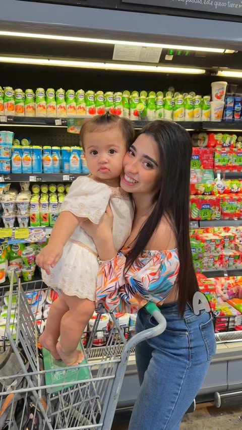 Instagram post by @ajazyaherrera for Huggies. Caption reads: Acompáñennos al super con mi Agi✨.