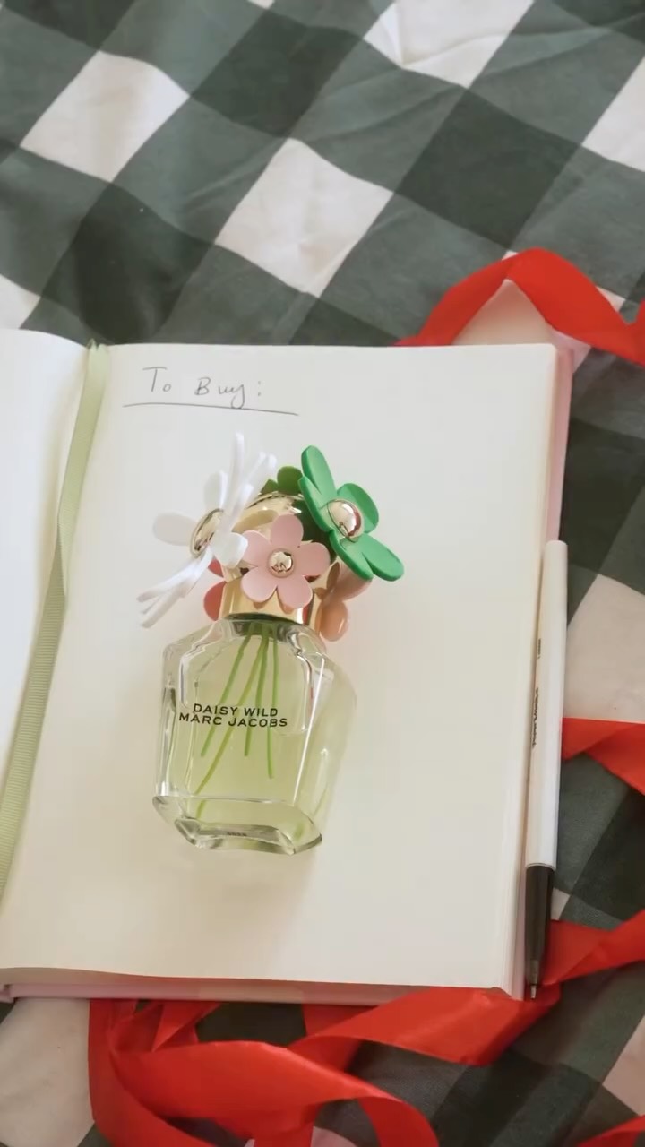 Instagram post by @alrstockwell for Marc Jacobs Fragrances. Caption reads: [...] with a surprising accessory 🎀....