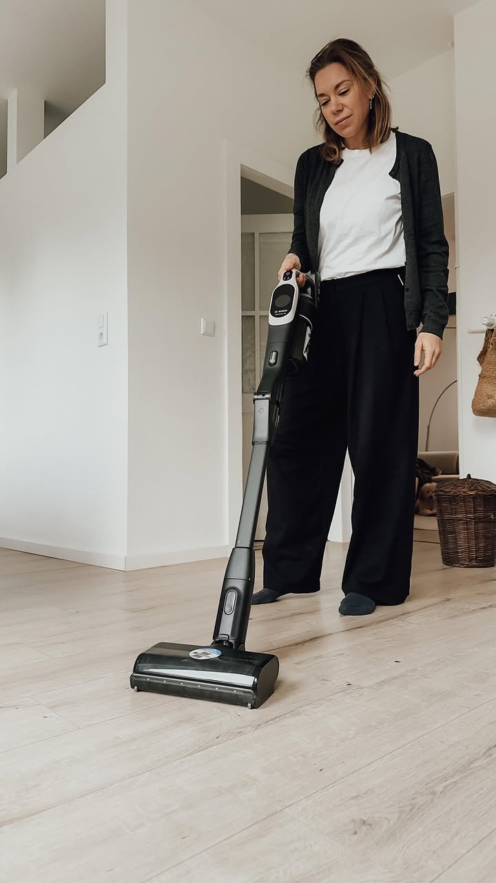 Instagram post by @frau.wonnevoll for Bosch Home DE. Caption reads: Werbung | Früher in der Einzimmerwohnung:....