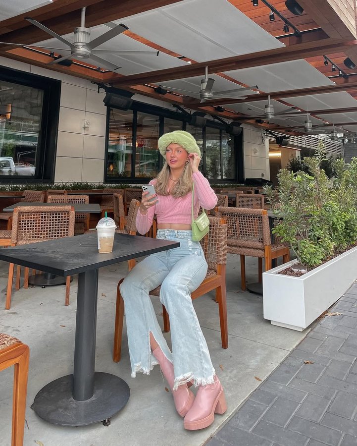 Instagram post by @jennibrhodes for GOLD HINGE. Caption reads: [...] here 😻🎄🥰💓💚 wearing my faves @goldhinge....