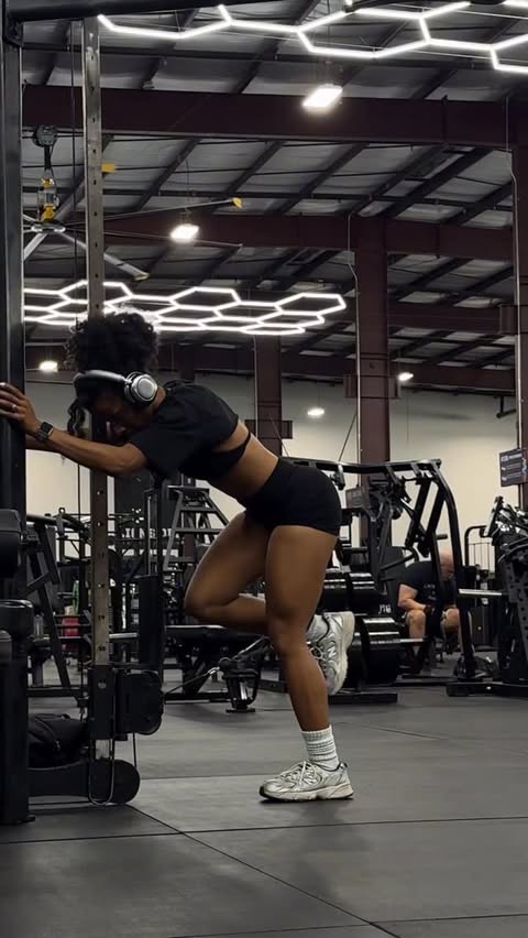 Instagram post by @crysifitness for 1UP Nutrition. Caption reads: Locking in before the New Year because the best....