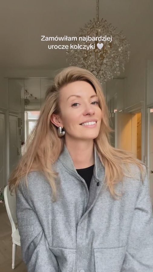 Instagram post by @dwiekobietki for By Dziubeka. Caption reads: @bydziubeka - są obłędne 🩶 reklama #kolczyki....