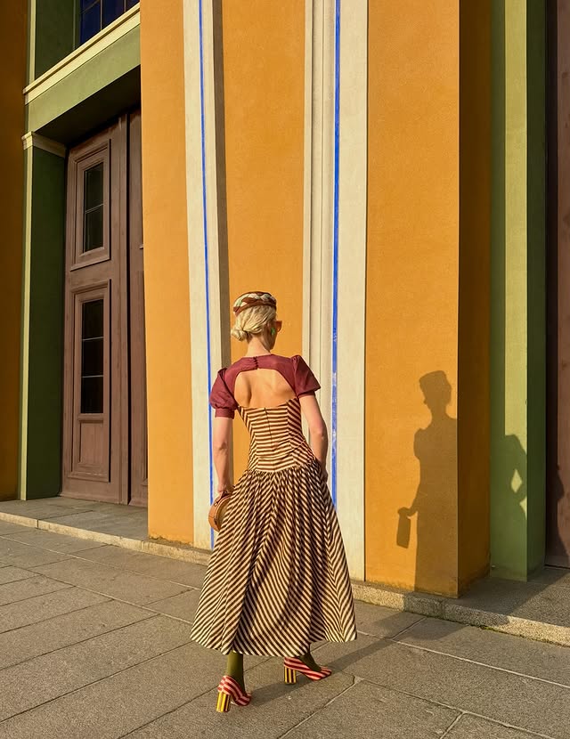 Instagram post by @muggemugge for Charlotte Stone. Caption reads: [...] / tags 👗: @carmensays_official 👠:....