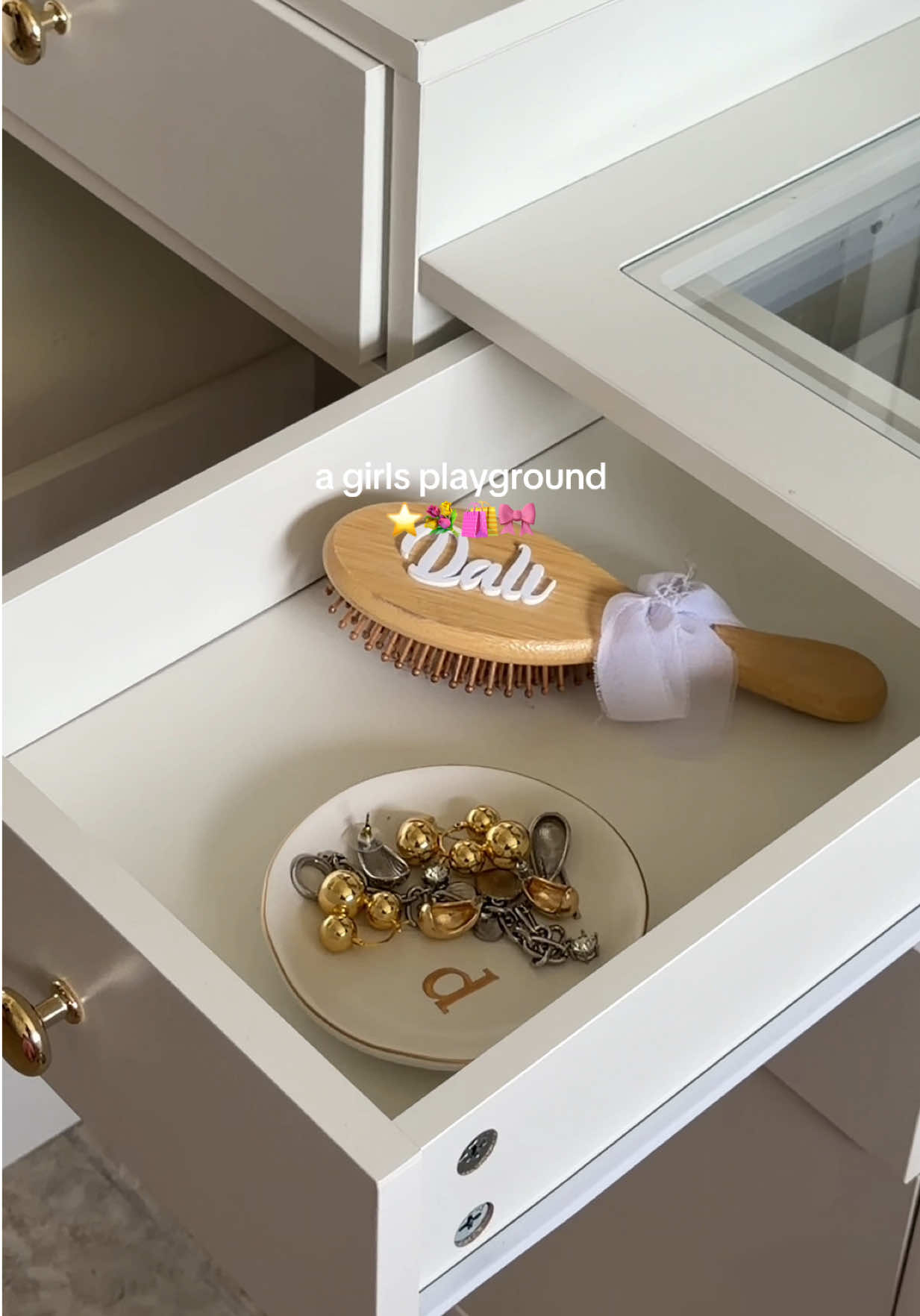 TikTok post by @dalitzanahir for Vabches. Caption reads: my favorite vanity to ever exist 🛍️⭐️🎀@Vabches....