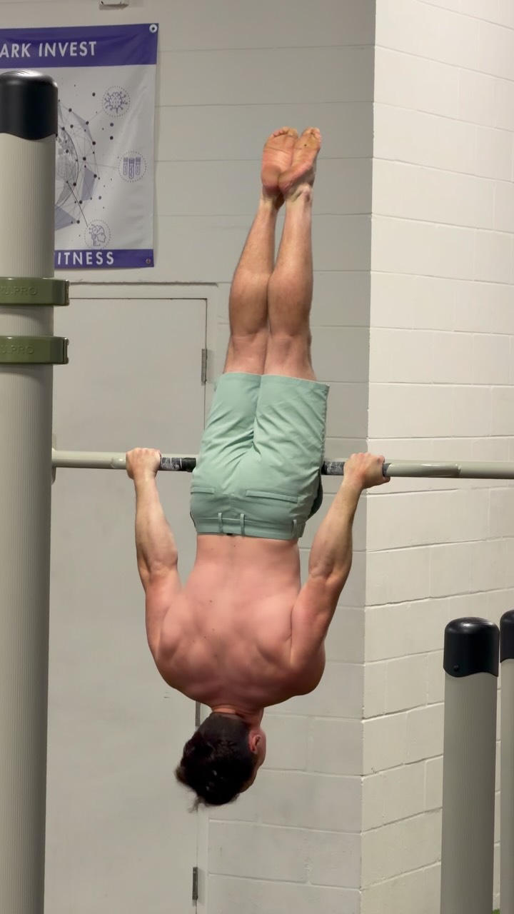 Instagram post by @yocalisthenics for Jack Archer. Caption reads: [...] the bar 😳

🩳 from @jack.archer....