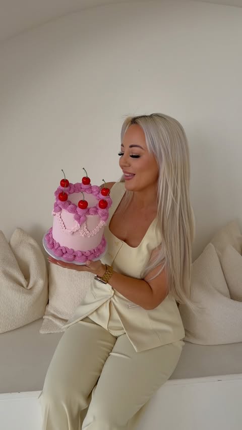 Instagram post by @sugar.sparrow for Stan — Your All-in-One Creator Store. Caption reads: Over 1 million views EVERY month from cake videos....
