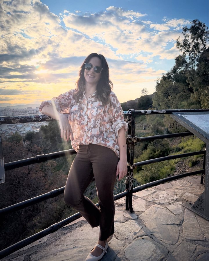 Instagram post by @miryam.ugc for HAWKERS CO.. Caption reads: Málaga ☀️ y ellas 🤍

@hawkersco 🕶️dto....