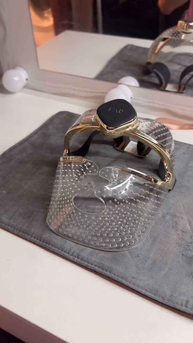 Instagram post by @bredabiaa for Foreo. Caption reads: #reklám | Az @foreo_official @faqswiss 202 ledes....