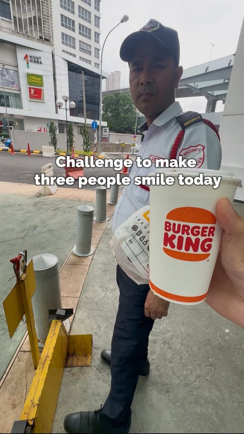 Instagram post by @hungry_potatoo for Burger King. Caption reads: [...] and here is your sign to share this Burger....