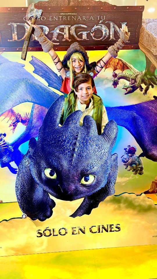 Instagram post by @danushacontreras for Halloween Costumes. Caption reads: Y asi vivimos Cómo entrenar a tu dragón en....