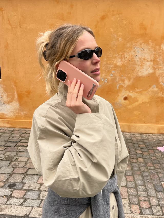 Instagram post by @katarinakrebs for Holdit. Caption reads: [...] im a super busy lady always on my phone....