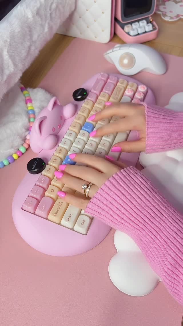 Instagram post by @daizedreams for Womier Keyboard. Caption reads: [AD] These are the cutest cat keycaps! 🩷[AD]....