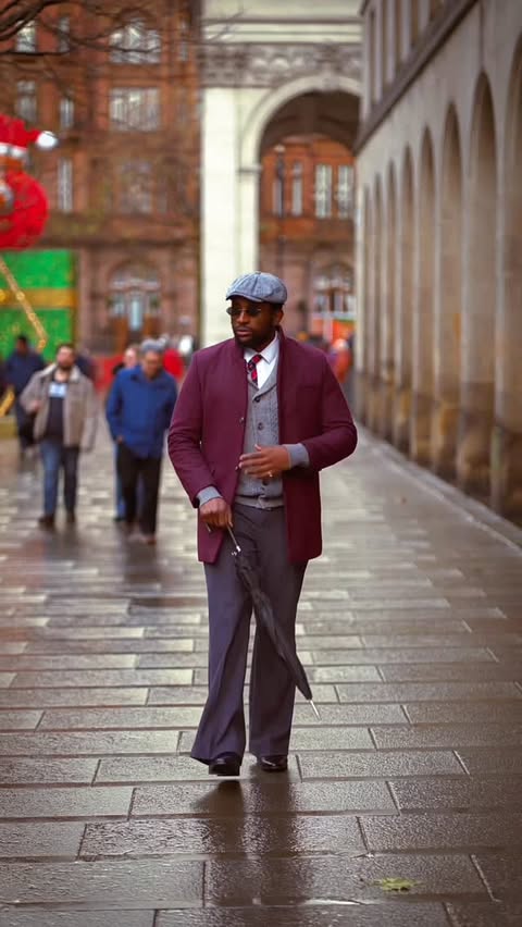 Instagram post by @chimmyyyyyyyyyyyy for Hoooyi. Caption reads: Autumn calmness in burgundy 
🧥 @hoooyi_global....