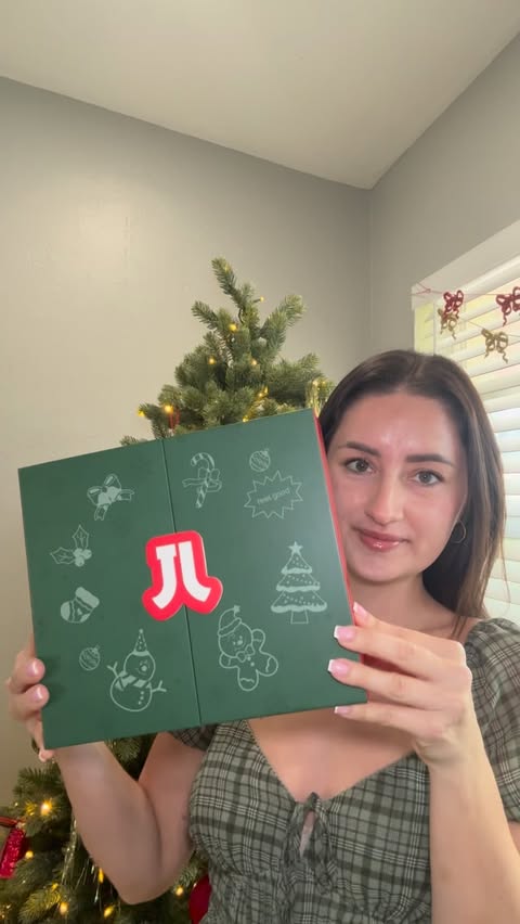 Instagram post by @rachelbreanna_ for Jisulife. Caption reads: The JisuLife Life10 Christmas Gift Box is such a....